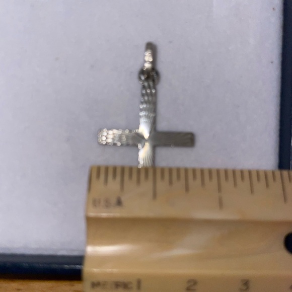 Vintage sterling silver diamond cut cross charm - Picture 2 of 3